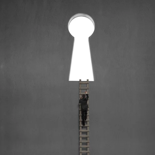 Biznesmen wspinaczka drabiny drewniane do klucza kształt drzwi — Zdjęcie stockowe