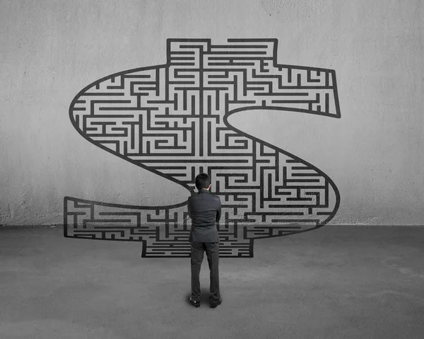 Biznesmen stoi przed pieniądze symbol labiryntu — Zdjęcie stockowe