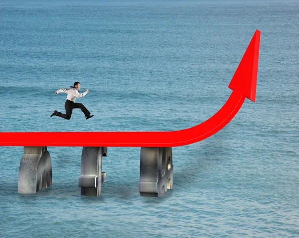 Empresario corriendo en rojo tendencia flecha puente — Foto de Stock
