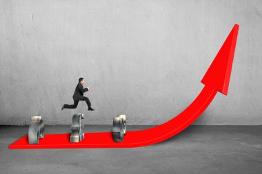 Kırmızı ok büyüyen para semboller atlama işadamı