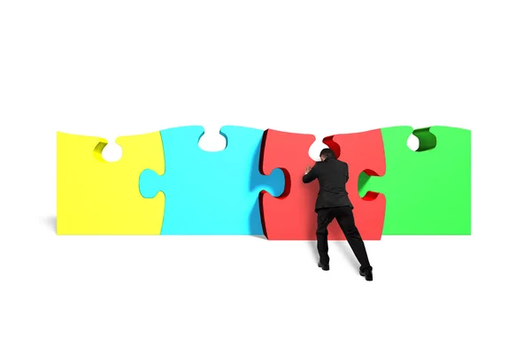 Man assembling puzzles — Stock Photo, Image