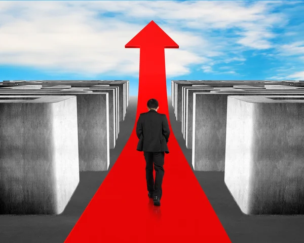 Uomo d'affari che cammina sulla freccia rossa crescente attraverso labirinto 3d — Foto Stock