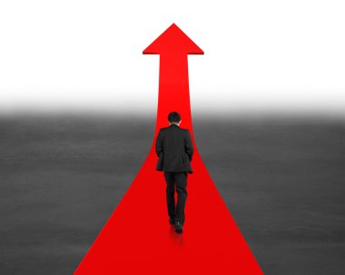 Kırmızı ok yukarı gidiş yürüyen adam