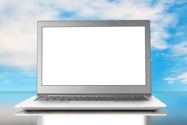 Blank laptop screen on table — Stock Photo, Image