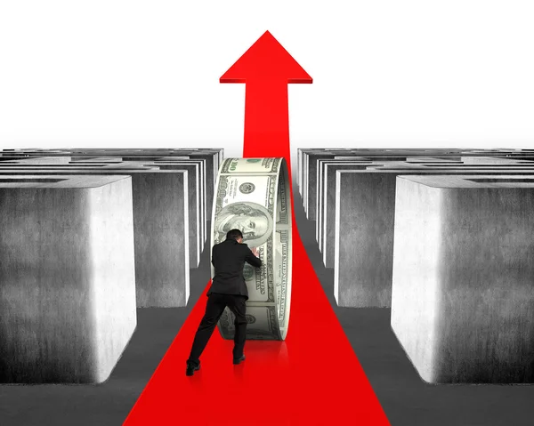 男人推钱圈日益增长的红箭头通过迷宫 — 图库照片