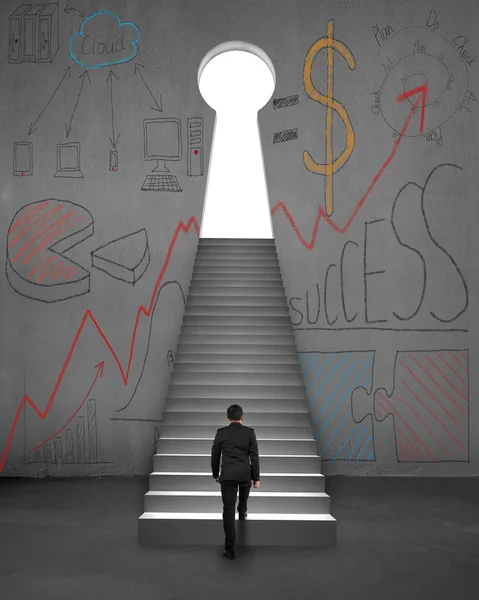 Escalada a la puerta de forma clave con garabatos de negocios en la pared —  Fotos de Stock