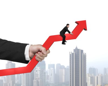 Kırmızı ok ile oturup elini tutarak 