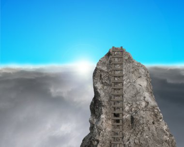 Ahşap merdiven ve gündoğumu sahne ile kayalık tepe