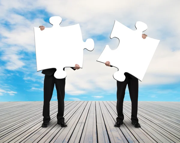 iki adam ahşap yerde bulmacalar holding