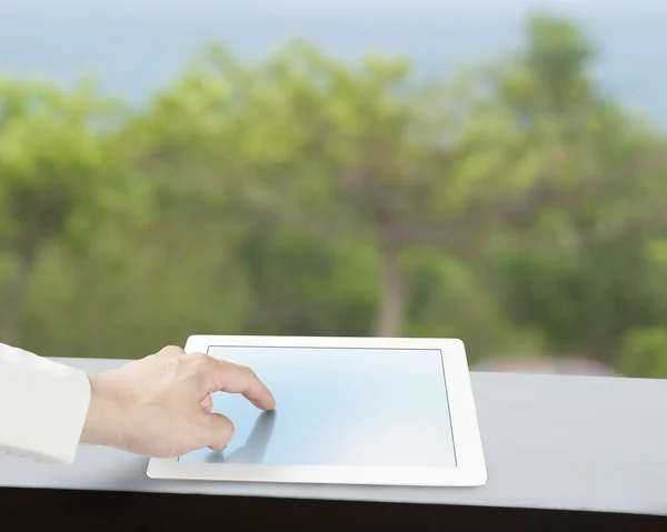 Tablet toccante sul tavolo con sfondo verde — Foto Stock