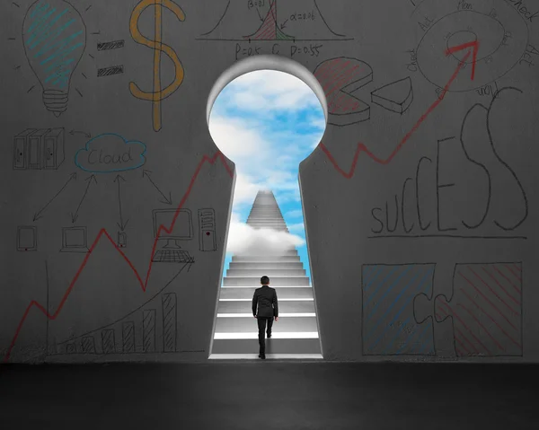 anahtar şekil kapıdan ile merdivenlerde yürüyen işadamı