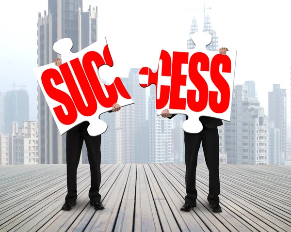 Dwóch mężczyzn stojących i montaż zagadki dla sukcesu — Zdjęcie stockowe