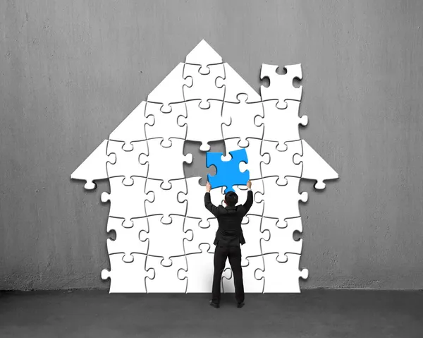 Blaue Puzzles in Hausform zusammenfügen — Stockfoto