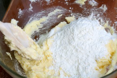 Pasta hazırlıyorum.