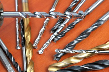 tahta üzerinde set matkaplar