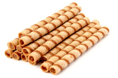 yığın çizgili gofret tübüllerin çikolatalı krema ile izole