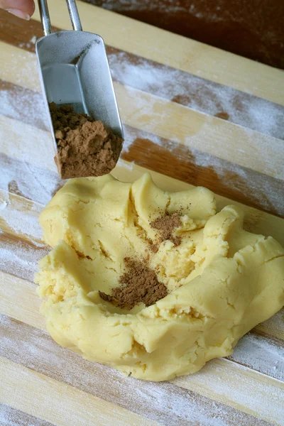 Pasta cruda con cacao sul tagliere — Foto Stock
