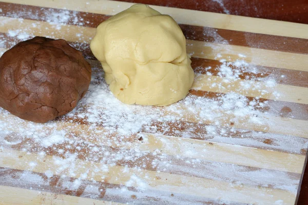 Massa de farinha de chocolate e baunilha em uma tábua — Fotografia de Stock