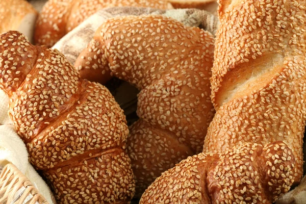 Frische süße Brötchen mit Sesam — Stockfoto