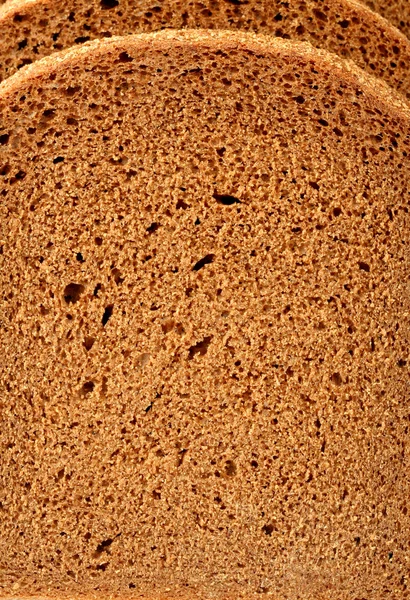 Knippen van een roggebrood — Stockfoto