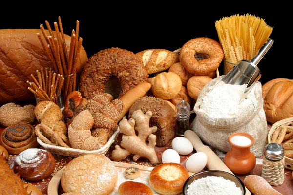 Ассорти хлеба и ингредиентов — стоковое фото