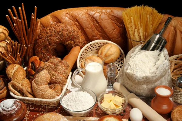 Хлеб, мука, молоко, масло, яйца — стоковое фото
