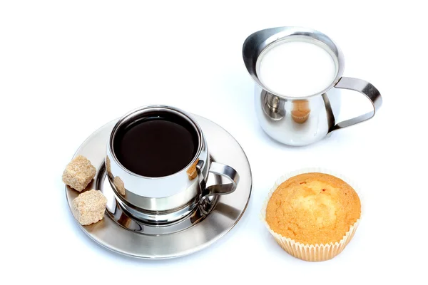 Чашка черного кофе с коричневым сахаром, кексом и молоком — стоковое фото