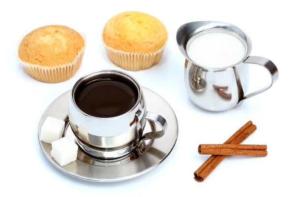 Šálek černé kávy s muffin, mlékem a skořicí — Stock fotografie