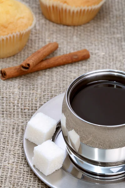 Tasse de café noir avec muffin et cannelle — Photo