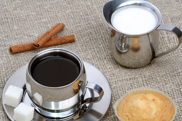 Taza de café negro con magdalena, leche y canela — Foto de Stock