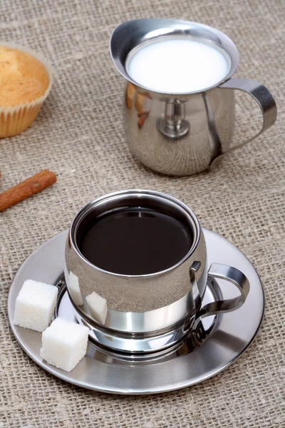 Šálek černé kávy s muffin, mlékem a skořicí — Stock fotografie