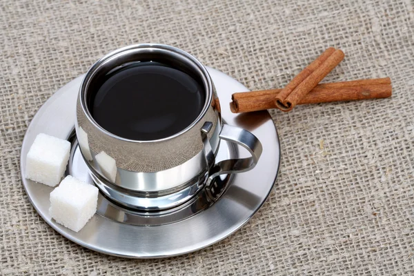 Xícara de café preto com canela — Fotografia de Stock