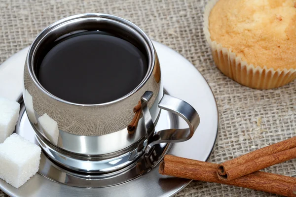 Taza de café negro con magdalena y canela — Foto de Stock