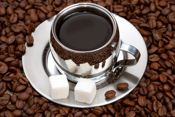 Tasse Kaffee mit Klumpen Zucker und Bohnen — Stockfoto