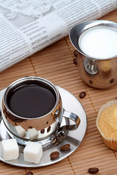 Taza de café negro con magdalena y leche — Foto de Stock