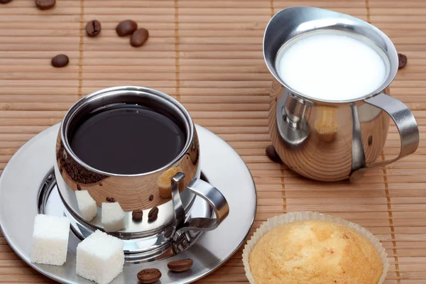 Taza de café negro con magdalena y leche — Foto de Stock