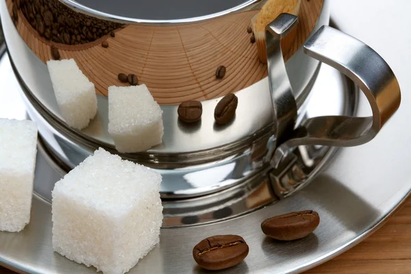 Tasse Kaffee mit Klumpen Zucker — Stockfoto