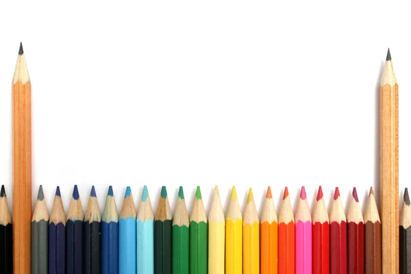 Due semplici matite di legno tra matite a colori — Foto Stock