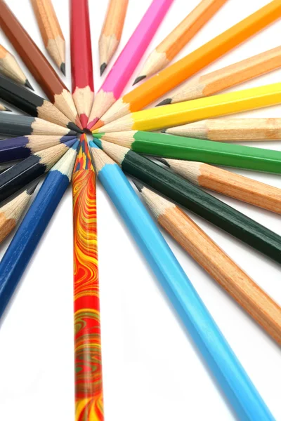 Os lápis de cor instalaram-se à volta do líder de cor. — Fotografia de Stock