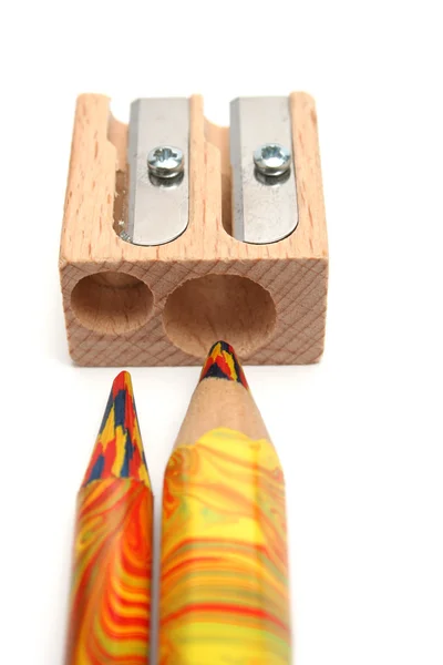 Deux crayons multicolores devant un taille-crayons pour crayons — Photo