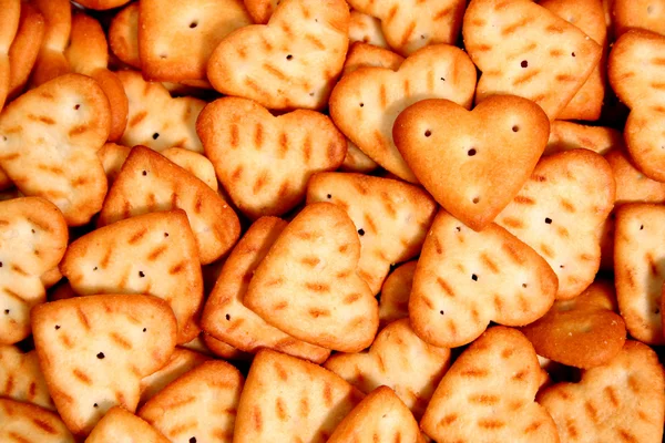 Coeur composé d'un craquelin sur fond de biscuits 2 — Photo
