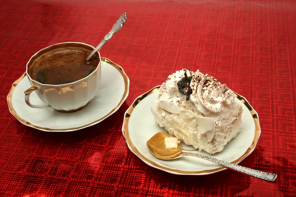 Tasse de café avec la cuillère et une tranche de tarte sur fond rouge — Photo