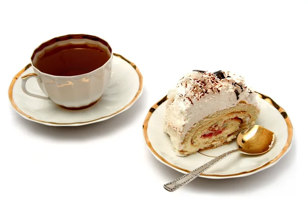Tasse de thé avec la cuillère et tranche de tarte sur blanc — Photo