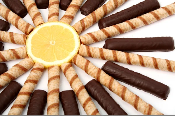 Vanille chocolade sticks met een crème en gesneden sinaasappel — Stockfoto