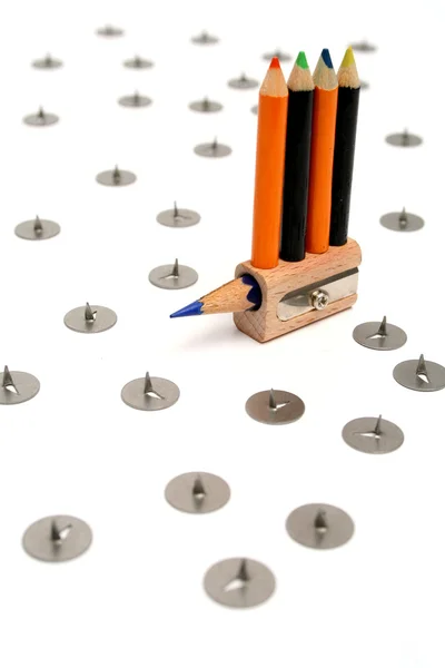 Vijf kleine kleur potloden zijn rescueed op ongewone sharpeners — Stockfoto