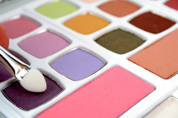 Eyeshadows and brush — Stock Photo, Image