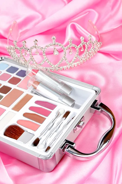 Makeup briefcase on pink satin and diadem — Stock Photo, Image