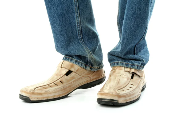 Pie humano con zapatos de cuero marrón y jeans — Foto de Stock