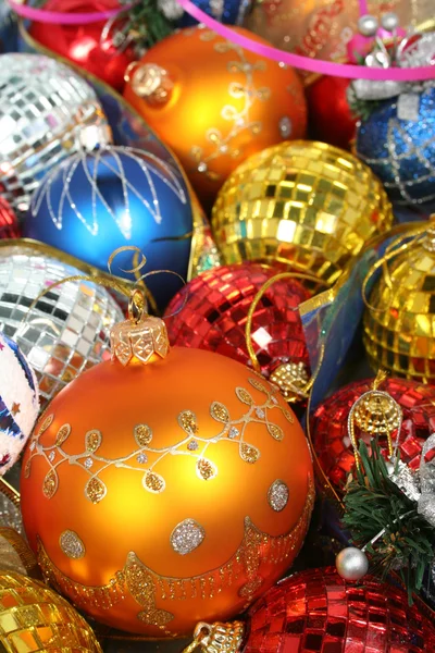 Os ornamentos de Ano Novo de cor diferente — Fotografia de Stock