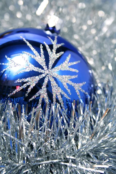 濃い青い色 3 の新年のガラス球 — ストック写真